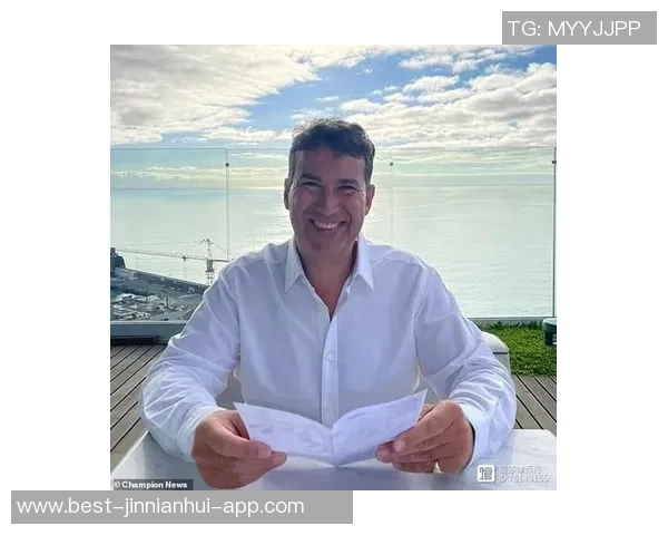 福登女友晒出钻戒引发结婚猜想两人已育有三子女幸福生活曝光