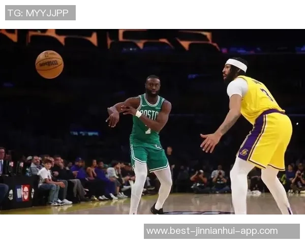 怀特全场表现出色16投7中贡献16分3板10助攻正负值高达22引领球队胜利